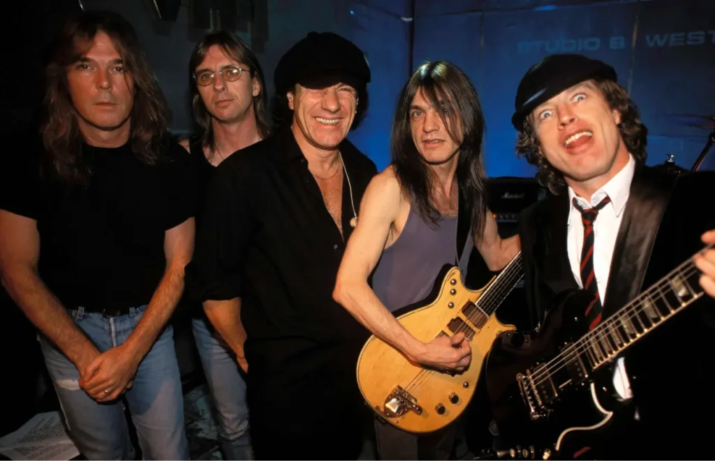 AC/DC: Meio Século de Rock N’ Roll, Um Legado Imortal e o Retorno ...